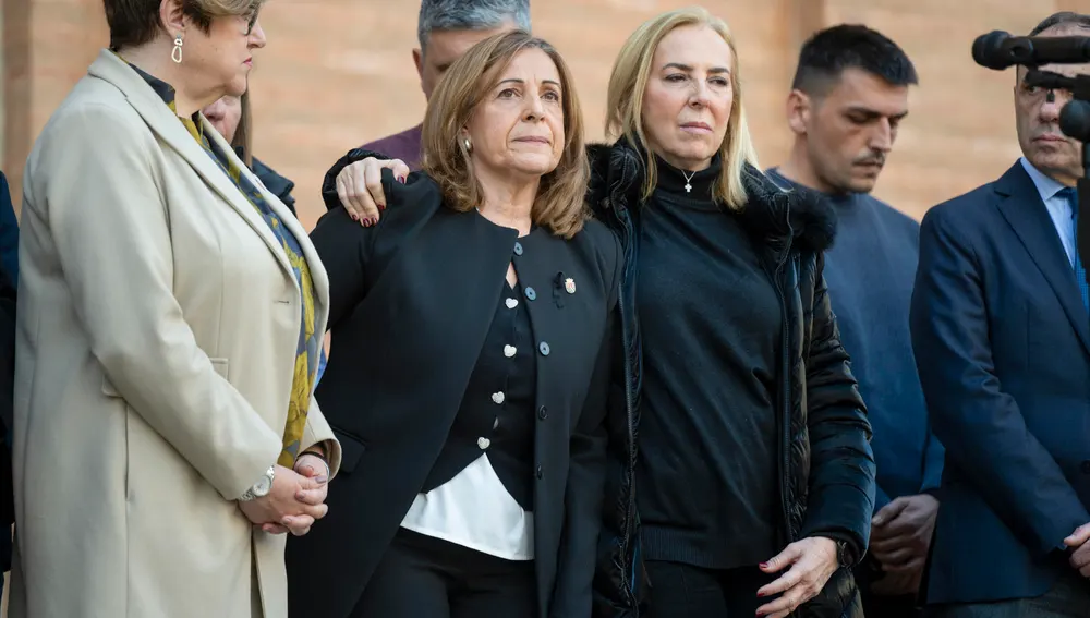 La alcaldesa de Benicàssim (Castellón), Susana Marqués (2ª i), durante el minuto de silencio mantenido este martes en condena del asesinato machista de Ana María, la enfermera de 64 años del centro de salud de Benicàssim (Castellón) asesinada ayer lunes por su expareja, de 70 años. La alcaldesa de Benicàssim (Castellón), Susana Marqués (2ª i), durante el minuto de silencio mantenido este martes en condena del asesinato machista de Ana María, la enfermera de 64 años del centro de salud de Benicàssim (Castellón) asesinada ayer lunes por su expareja, de 70 años.