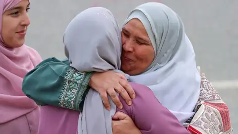 Dos mujeres se abrazan durante el rezo colectivo en la explanada de Loma Margarita de la comunidad musulmana con motivo de la fiesta del fin del Ramadán en Ceuta Dos mujeres se abrazan durante el rezo colectivo en la explanada de Loma Margarita de la comunidad musulmana con motivo de la fiesta del fin del Ramadán en Ceuta