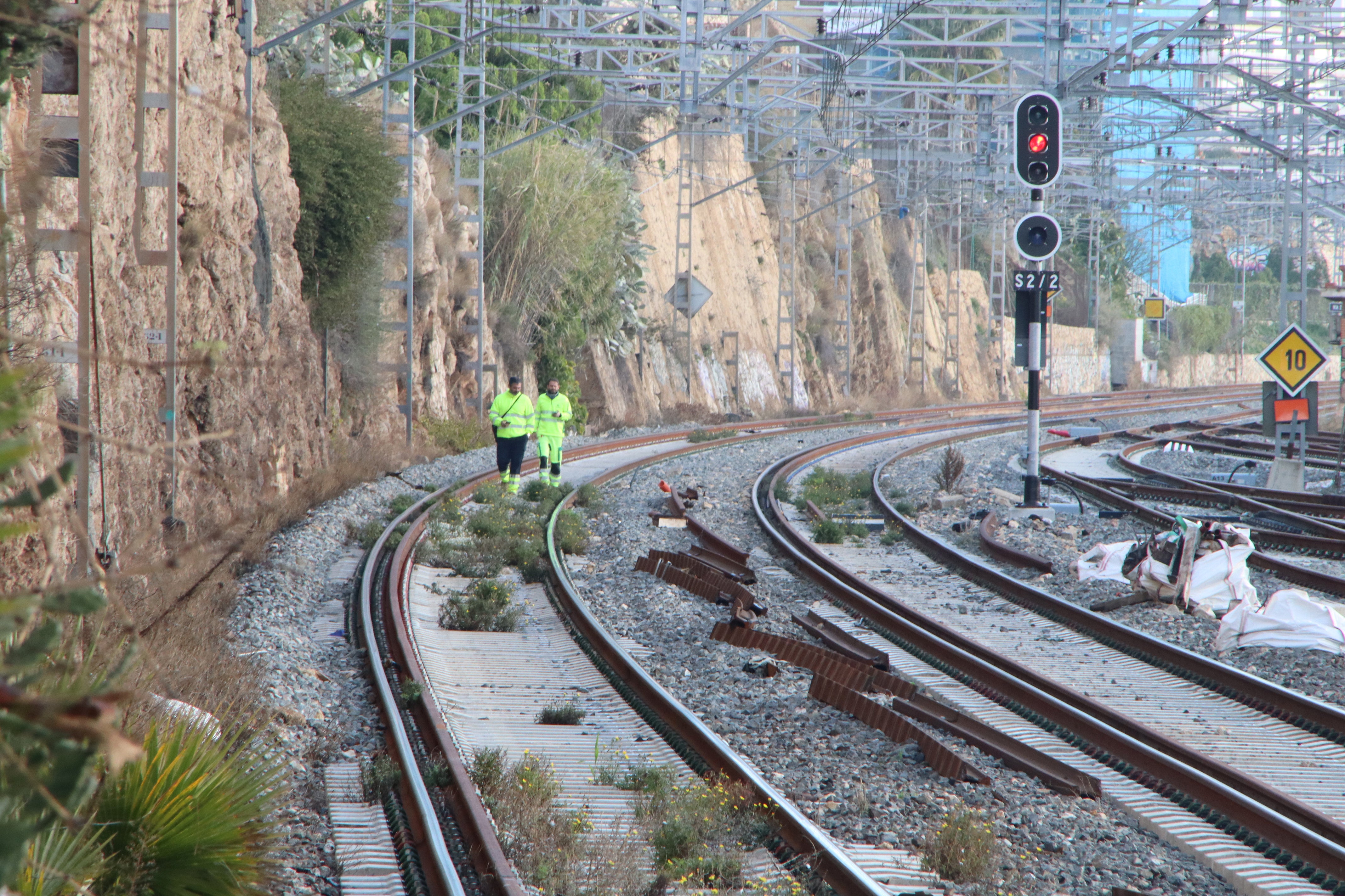 Adif no realitza cap tasca de manteniment de les vies de Rodalies Adif no realitza cap tasca de manteniment de les vies de Rodalies