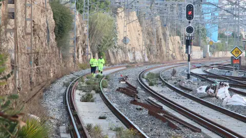 Operaris d'Adif revisant l'estat de les vies de l'estació de Tarragona Operaris d'Adif revisant l'estat de les vies de l'estació de Tarragona