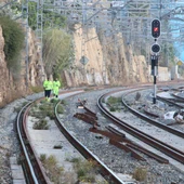 Operaris d'Adif revisant l'estat de les vies de l'estació de Tarragona Operaris d'Adif revisant l'estat de les vies de l'estació de Tarragona