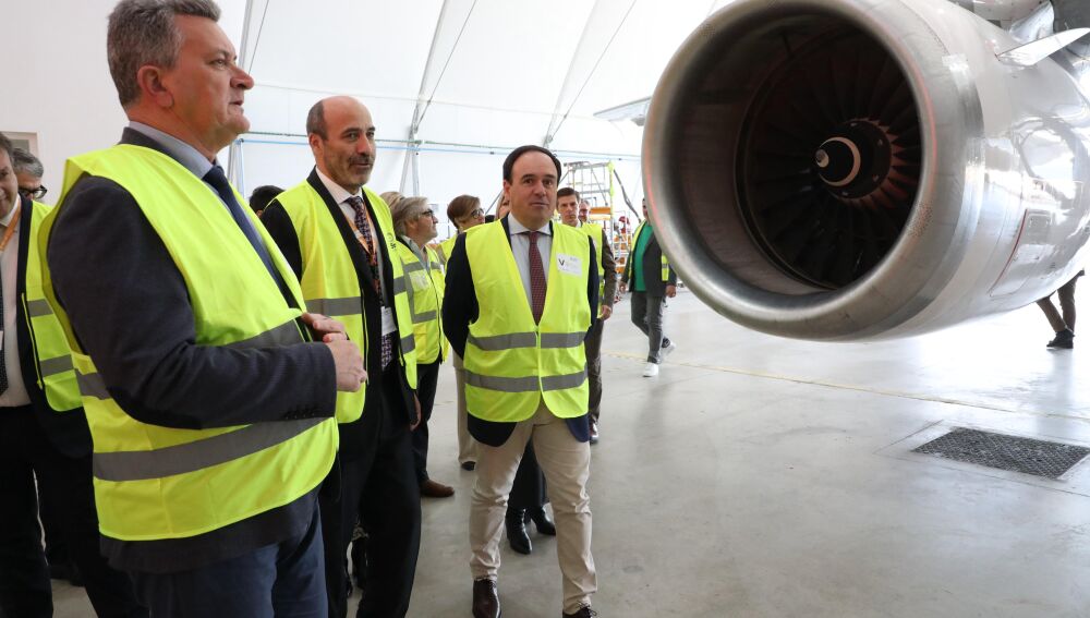 Pérez Llorca, que ha asistido a la firma del convenio con el Consorcio Espacial Valenciano Val Space para su integración en la incubadora aeroespacial con sede en el aeropuerto de Castellón