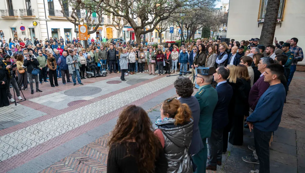 Vista general del minuto de silencio mantenido este martes en condena del asesinato machista de Ana María, la enfermera de 64 años del centro de salud de Benicàssim (Castellón) asesinada ayer lunes por su expareja, de 70 años. Vista general del minuto de silencio mantenido este martes en condena del asesinato machista de Ana María, la enfermera de 64 años del centro de salud de Benicàssim (Castellón) asesinada ayer lunes por su expareja, de 70 años.