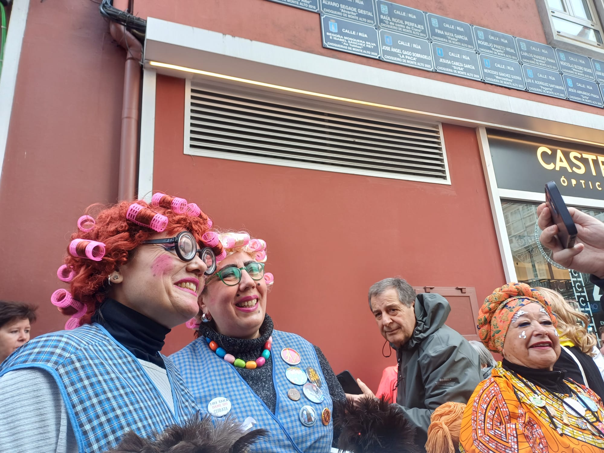 A placa de "As Toliñas" de Bego e Isa, choqueiras de 2026, xa forma parte da fachada do entroido coruñés A placa de "As Toliñas" de Bego e Isa, choqueiras de 2026, xa forma parte da fachada do entroido coruñés