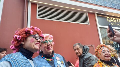 Bego e Isa, despois da colocaci&oacute;n da placa que as lembra como choqueiras do entroido 2026 da Coru&ntilde;a