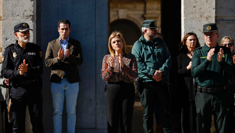 La delegada del Gobierno en la Comunitat Valenciana, Pilar Bernabé, preside el minuto de silencio en condena del asesinato machista de Ana María, la enfermera de 64 años del centro de salud de Benicàssim (Castellón) asesinada ayer lunes por su expareja, de 70 años.