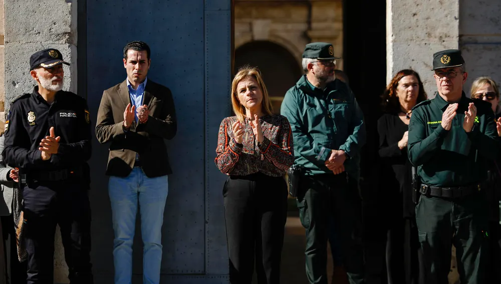 La delegada del Gobierno en la Comunitat Valenciana, Pilar Bernabé, preside el minuto de silencio en condena del asesinato machista de Ana María, la enfermera de 64 años del centro de salud de Benicàssim (Castellón) asesinada ayer lunes por su expareja, de 70 años. La delegada del Gobierno en la Comunitat Valenciana, Pilar Bernabé, preside el minuto de silencio en condena del asesinato machista de Ana María, la enfermera de 64 años del centro de salud de Benicàssim (Castellón) asesinada ayer lunes por su expareja, de 70 años.