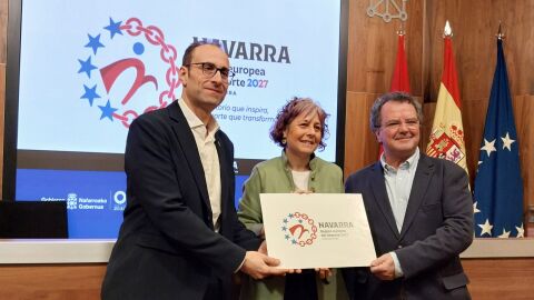 Jorge Aguirre, Rebeca Esnaola y Roberto Larra&ntilde;aga en la presentaci&oacute;n del logotipo de la candidatura de Navarra a ser "Regi&oacute;n Europea del Deporte"