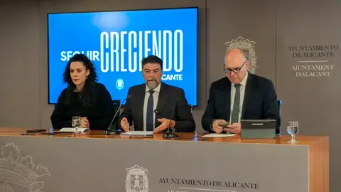 Luis Barcala entre los concejales Cristina Cutanda y Manuel Villar Luis Barcala entre los concejales Cristina Cutanda y Manuel Villar