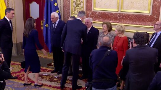 El saludo entre S&aacute;nchez y Felipe Gonz&aacute;lez.
