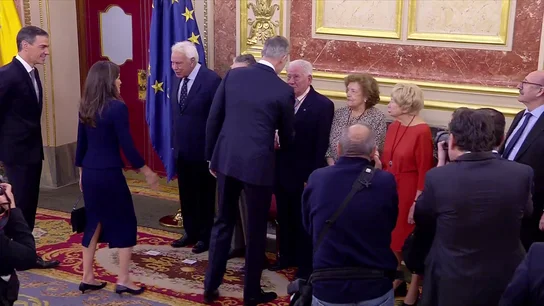 El saludo entre Sánchez y Felipe González. El saludo entre Sánchez y Felipe González.