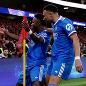 Vinicius y Mbappé celebran el gol de la victoria del Real Madrid ante el Benfica Vinicius y Mbappé celebran el gol de la victoria del Real Madrid ante el Benfica