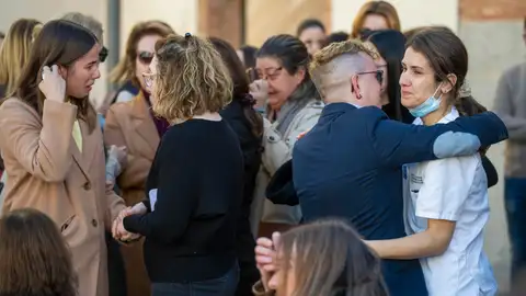 Varias mujeres reaccionan durante el minuto de silencio mantenido este martes en condena del asesinato machista de Ana María, la enfermera de 64 años del centro de salud de Benicàssim (Castellón) asesinada ayer lunes por su expareja, de 70 años. Varias mujeres reaccionan durante el minuto de silencio mantenido este martes en condena del asesinato machista de Ana María, la enfermera de 64 años del centro de salud de Benicàssim (Castellón) asesinada ayer lunes por su expareja, de 70 años.