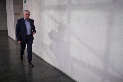 Los partidos políticos afean a Acciona que, tras la doble incomparecencia de Entrecanales, envíe al Parlamento a un responsable pretendiendo que sea su representante legal Los partidos políticos afean a Acciona que, tras la doble incomparecencia de Entrecanales, envíe al Parlamento a un responsable pretendiendo que sea su representante legal