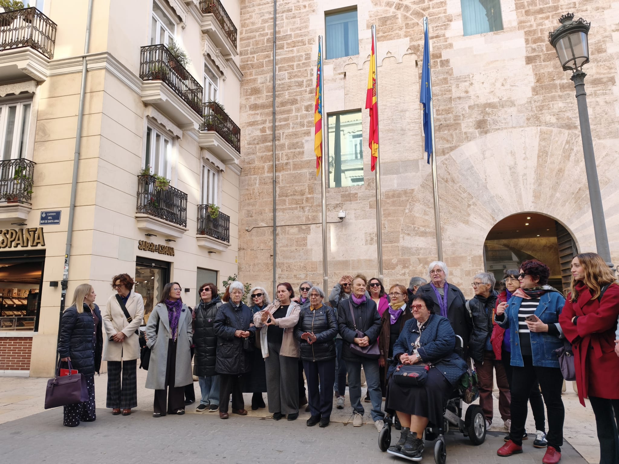 La Coordinadora Feminista de València protesta ante Les Corts: "Hay una 'voxtorsión' hacia las políticas de igualdad" La Coordinadora Feminista de València protesta ante Les Corts: "Hay una 'voxtorsión' hacia las políticas de igualdad"
