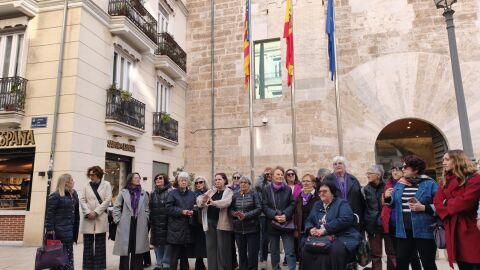 La Coordinadora Feminista de Val&egrave;ncia protesta frente a Les Corts.