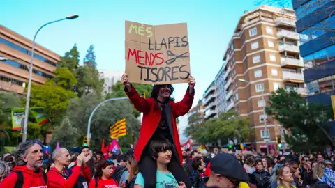 Una imatge de la manifestació de docents amb motiu de la vaga de l'11 de febrer Una imatge de la manifestació de docents amb motiu de la vaga de l'11 de febrer
