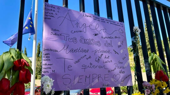 Un cartel de recuerdo a &Aacute;ngela, la ni&ntilde;a de 14 a&ntilde;os que se ha suicidado en Benalm&aacute;dena