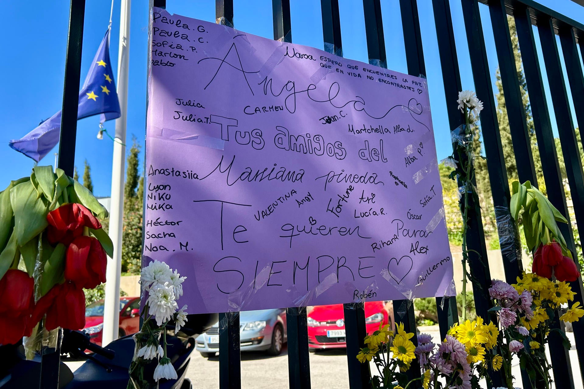 Un cartel de recuerdo a Ángela, la niña de 14 años que se ha suicidado en Benalmádena Un cartel de recuerdo a Ángela, la niña de 14 años que se ha suicidado en Benalmádena