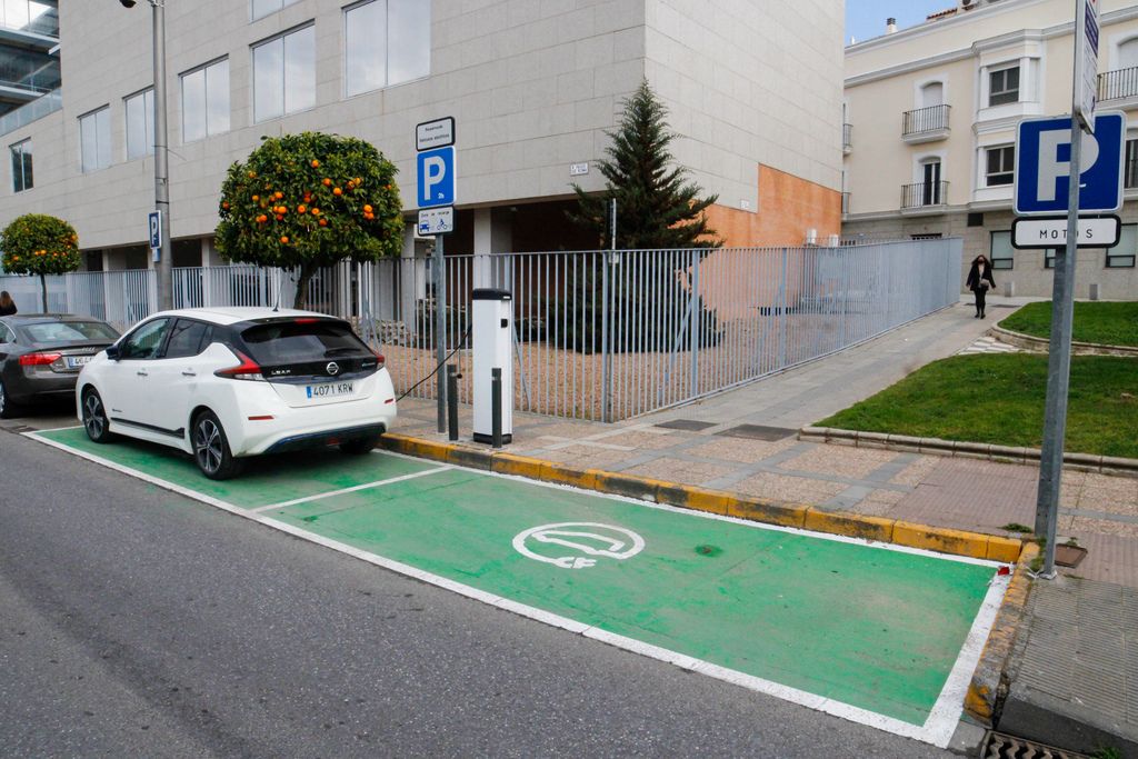 El Ayuntamiento de Mérida garantiza el mantenimiento y la gratuidad de los puntos de recarga de vehículos eléctricos El Ayuntamiento de Mérida garantiza el mantenimiento y la gratuidad de los puntos de recarga de vehículos eléctricos