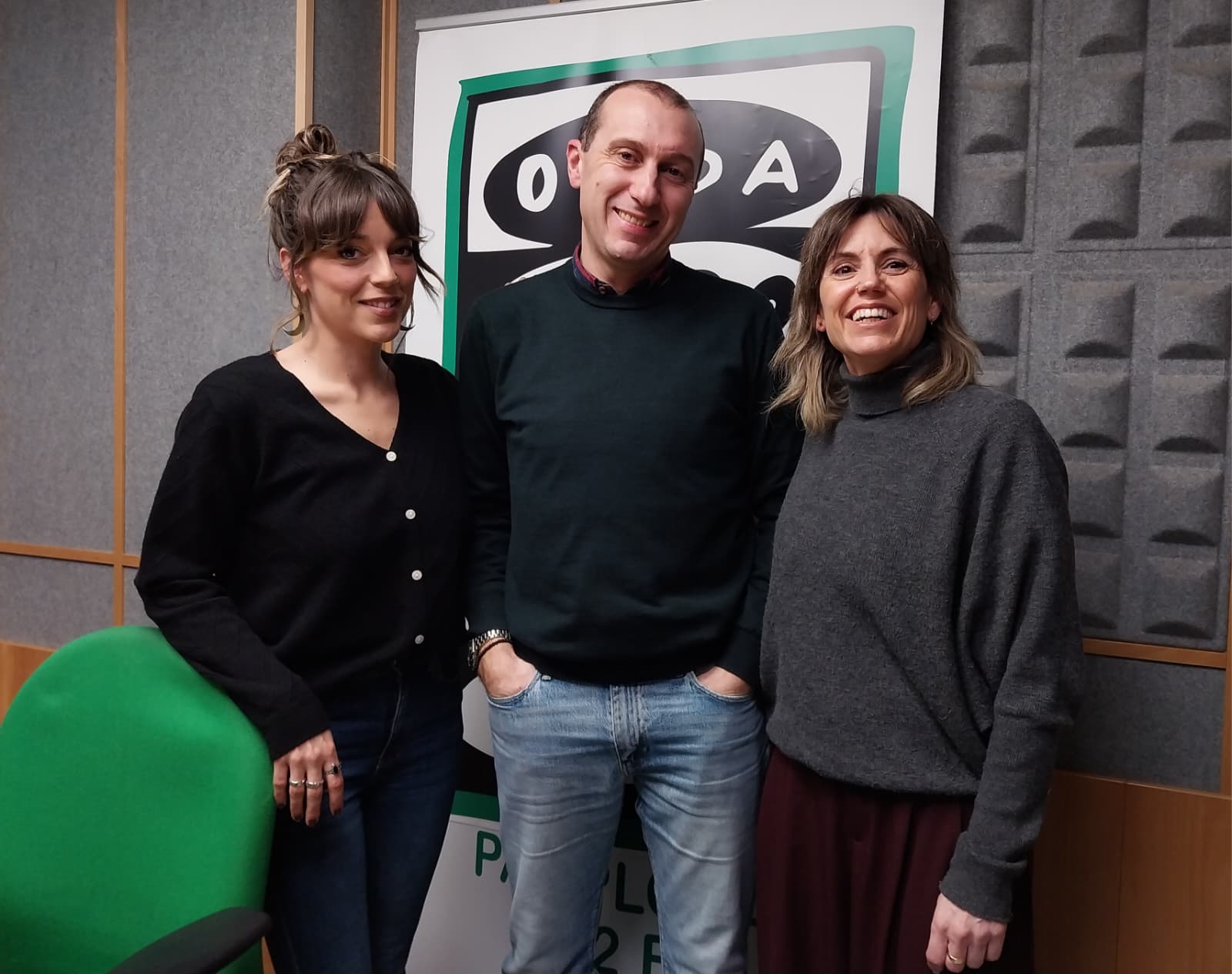 Sara Oyón y Maite Resano con Javier Saralegui Sara Oyón y Maite Resano con Javier Saralegui