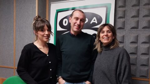 Sara Oy&oacute;n y Maite Resano con Javier Saralegui
