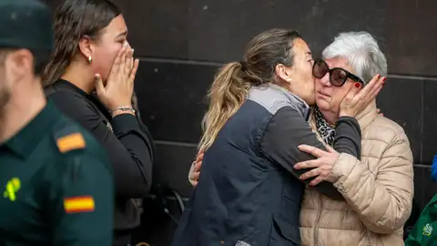 Una familiar de la mujer asesinada junto a su hija de 12 años recibe consuelo al finalizar los cinco minutos de silencio guardados a mediodía de este miércoles en su memoria. Una familiar de la mujer asesinada junto a su hija de 12 años recibe consuelo al finalizar los cinco minutos de silencio guardados a mediodía de este miércoles en su memoria.