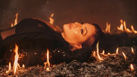 Leire Mart&iacute;nez en la portada de 'Historias de aquella ni&ntilde;a', su disco debut