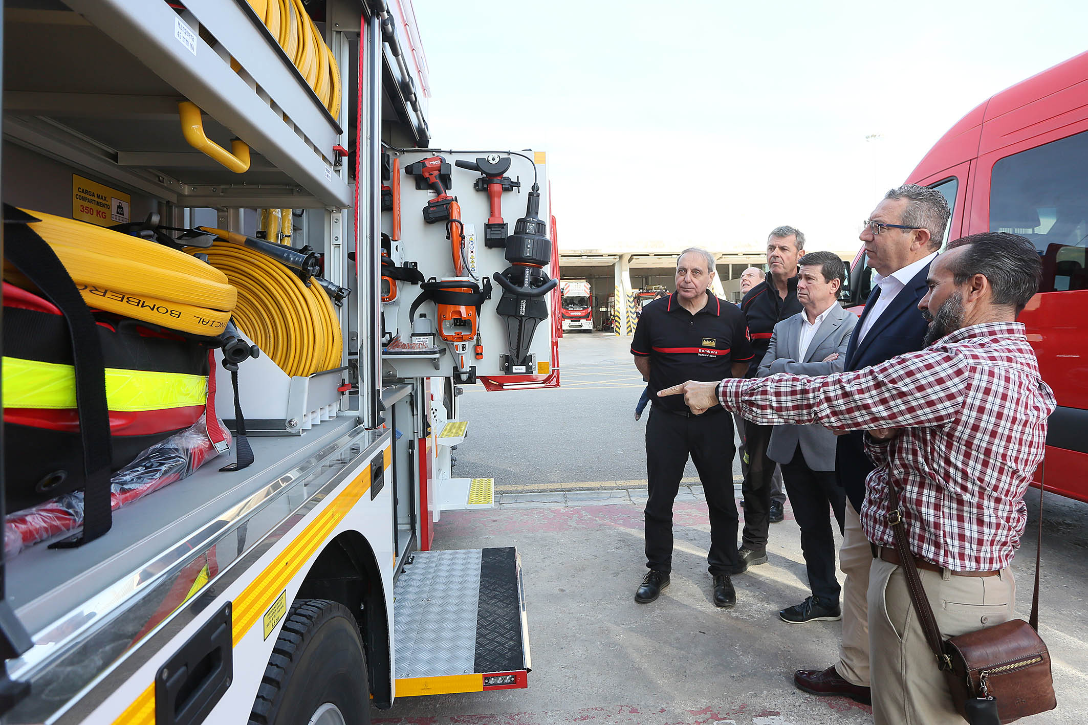 Los bomberos de la Diputación refuerzan su servicio con cuatro nuevas autobombas y un furgón de salvamento Los bomberos de la Diputación refuerzan su servicio con cuatro nuevas autobombas y un furgón de salvamento