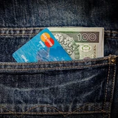 Imatge de la butxaca posterior d'un pantaló amb una targeta i diners en efectiu Imatge de la butxaca posterior d'un pantaló amb una targeta i diners en efectiu