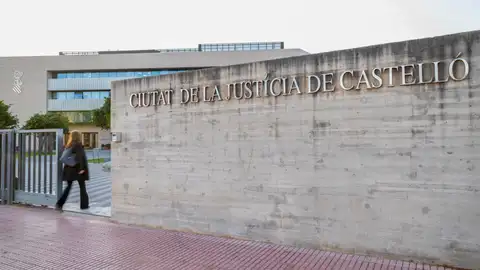 Una persona accede a la Ciudad de la Justicia de Castellón donde ha pasado este miércoles a disposición judicial el detenido por el asesinato machista de su expareja en Benicàssim (Castellón). Una persona accede a la Ciudad de la Justicia de Castellón donde ha pasado este miércoles a disposición judicial el detenido por el asesinato machista de su expareja en Benicàssim (Castellón).