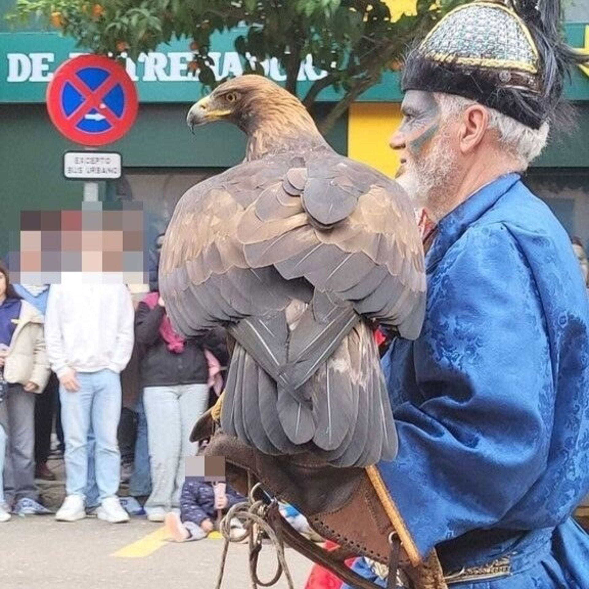 Pacma rechaza el uso de un águila en el desfile del Carnaval de Badajoz mientras la comparsa defiende que no sufrió Pacma rechaza el uso de un águila en el desfile del Carnaval de Badajoz mientras la comparsa defiende que no sufrió