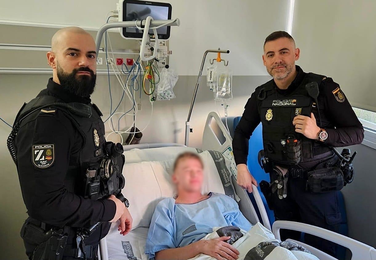 La Policía restaca a un joven que estaba cerca de ahogarse tras caer al agua en el puerto de Alicante La Policía restaca a un joven que estaba cerca de ahogarse tras caer al agua en el puerto de Alicante