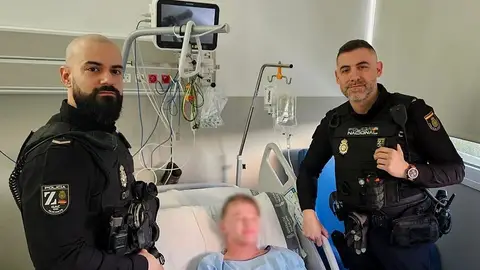 El joven rescatado con los policias que le han ayudado El joven rescatado con los policias que le han ayudado