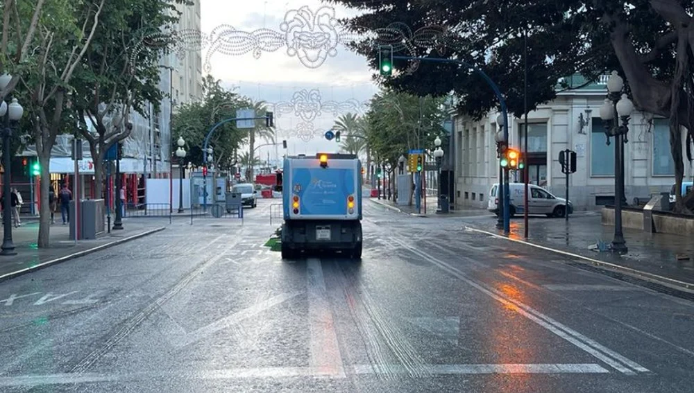 La limpieza de la rambla tras el Sábado Ramblero de Carnaval La limpieza de la rambla tras el Sábado Ramblero de Carnaval