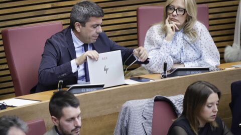 El 'expresident' de la Generalitat y diputado del PP en Les Corts, Carlos Maz&oacute;n, durante el pleno de este pasado mi&eacute;rcoles por la tarde.