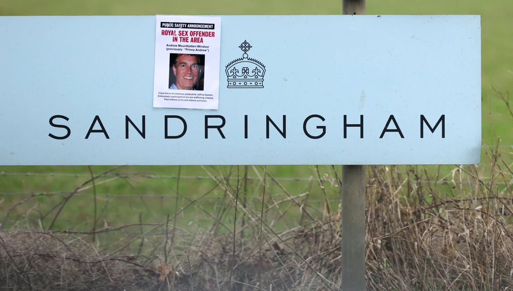 Cartel colocado a la entrada de la residencia del expríncipe Andrés Cartel colocado a la entrada de la residencia del expríncipe Andrés