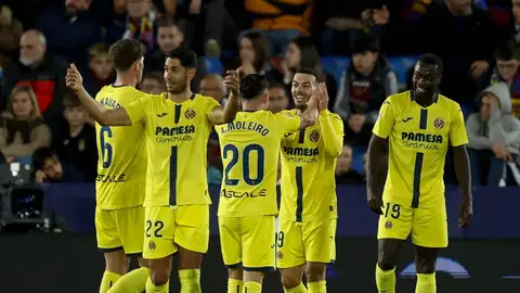 Los jugadores del Villarreal celebran el gol de Mikautadze en el Ciutat de Valencia Los jugadores del Villarreal celebran el gol de Mikautadze en el Ciutat de Valencia