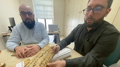 El concejal de Archivo, Santi Cortells, y el archivero municipal, Miguel Ramos, han mostrado los pergaminos. El concejal de Archivo, Santi Cortells, y el archivero municipal, Miguel Ramos, han mostrado los pergaminos.