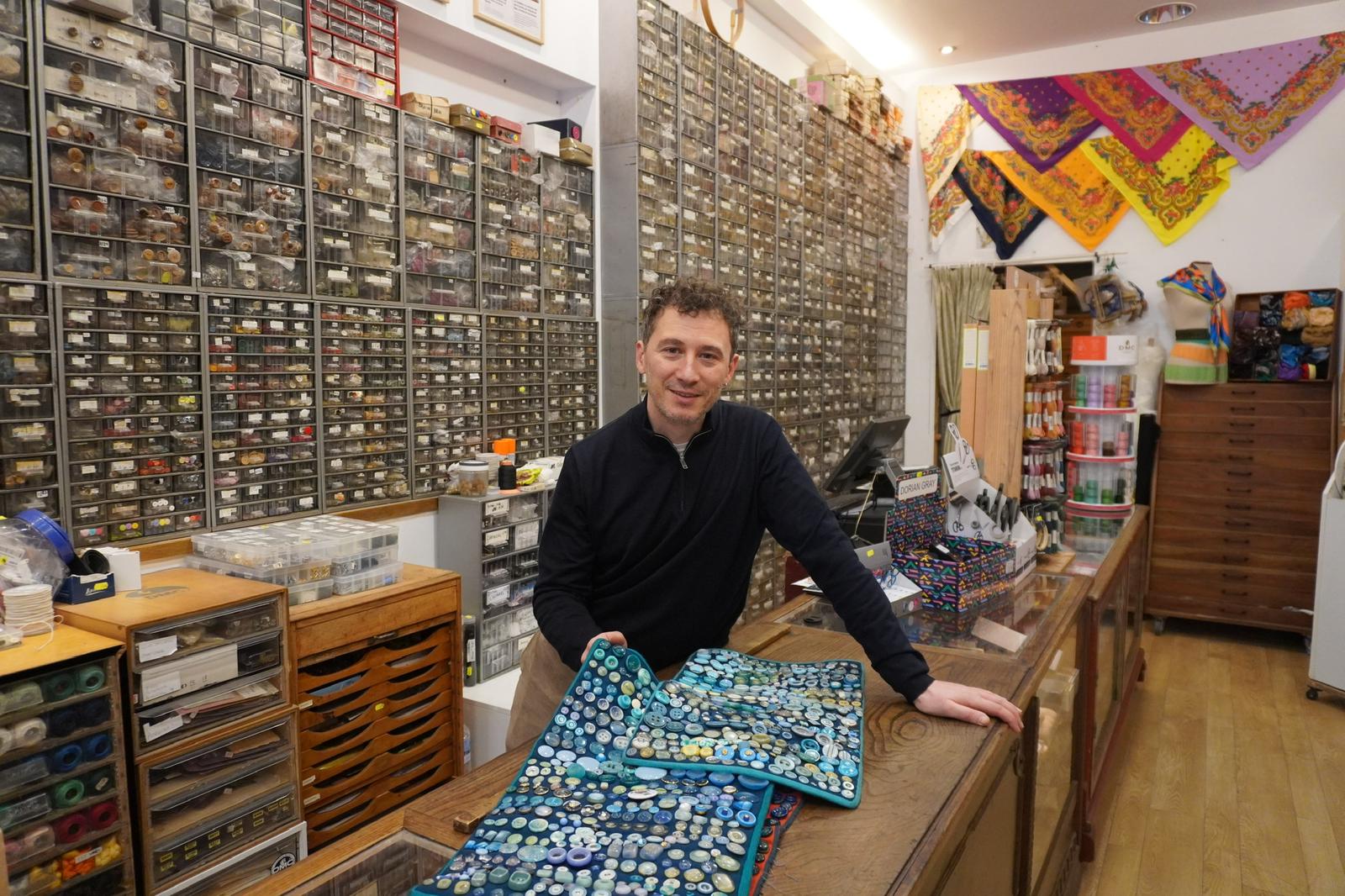 Ramón Santos, al frente de la mítica mercería La Crisálida: "Tenemos botones del año 1942" Ramón Santos, al frente de la mítica mercería La Crisálida: "Tenemos botones del año 1942"