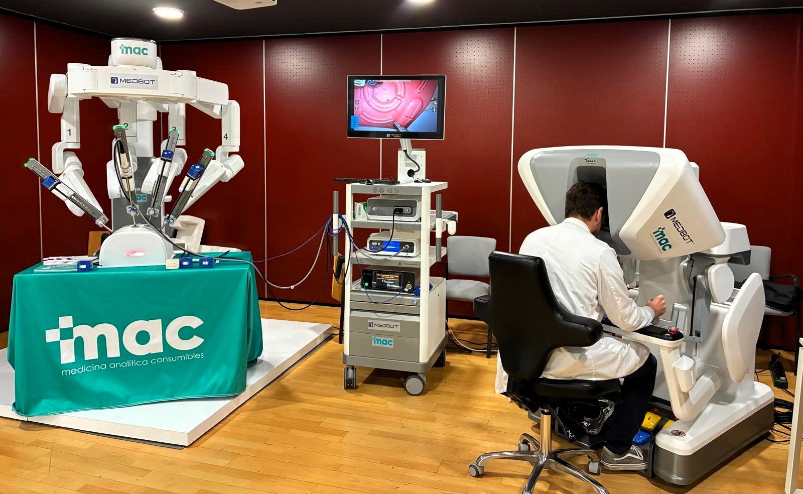 El Hospital del Vinalopó de Elche valora la compra de un robot quirúrgico endoscópico líder en telecirugía El Hospital del Vinalopó de Elche valora la compra de un robot quirúrgico endoscópico líder en telecirugía