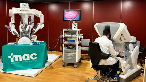 Un cirujano del Hospital Universitario del Vinalopó prueba el robot quirúrgico endoscópico que estudia comprar el centro. Un cirujano del Hospital Universitario del Vinalopó prueba el robot quirúrgico endoscópico que estudia comprar el centro.