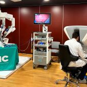 Un cirujano del Hospital Universitario del Vinalopó prueba el robot quirúrgico endoscópico que estudia comprar el centro.