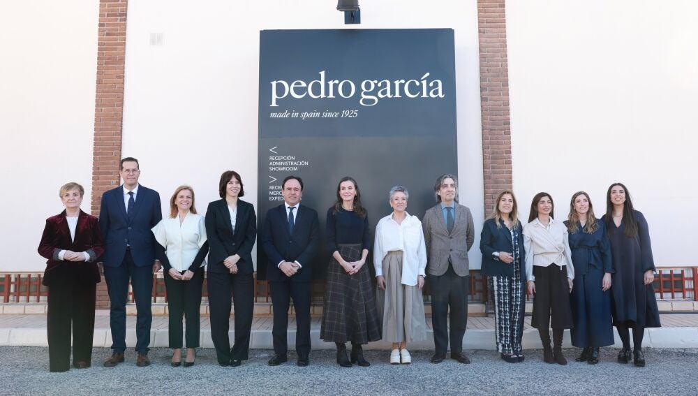 La reina Letizia en las instalaciones en Elda de la firma de calzado 'Pedro García'.