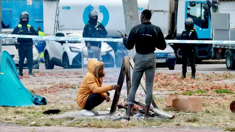 Imatge de dues persones desallotjades del B9, a Badalona Imatge de dues persones desallotjades del B9, a Badalona