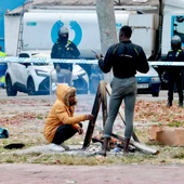 Imatge de dues persones desallotjades del B9, a Badalona Imatge de dues persones desallotjades del B9, a Badalona