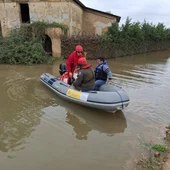 Embarcaciones de la CHG atendieron en Extremadura a un matrimonio que llevaba una semana aislado en su casa Embarcaciones de la CHG atendieron en Extremadura a un matrimonio que llevaba una semana aislado en su casa