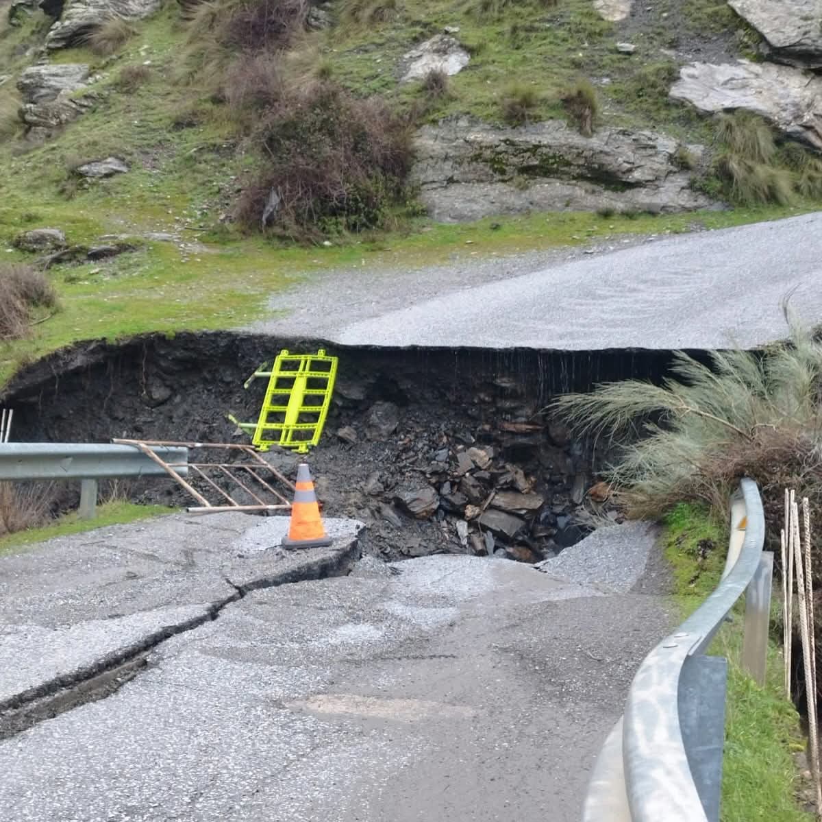 Más de 3.500 animales siguen aislados en Güéjar Sierra tras el derrumbe del Puente del Molino del Coto Más de 3.500 animales siguen aislados en Güéjar Sierra tras el derrumbe del Puente del Molino del Coto