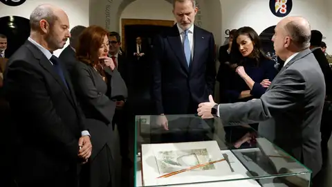 Los reyes Felipe VI y Letizia acompañados por los presidentes del Congreso, Francina Armengol (2i) y del Senado, Pedro Rollán (i), durante la inauguración de la exposición ‘La Constitución Española de 1978 Los reyes Felipe VI y Letizia acompañados por los presidentes del Congreso, Francina Armengol (2i) y del Senado, Pedro Rollán (i), durante la inauguración de la exposición ‘La Constitución Española de 1978