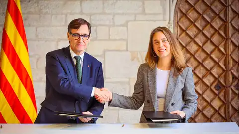 Salvador Illa i Jéssica Alñbiach signen l'acord de Pressupostos Salvador Illa i Jéssica Alñbiach signen l'acord de Pressupostos